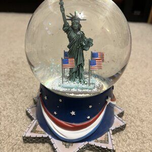 NIB Limited Edition Hallmark Musical Patriotic Water Snow Globe
